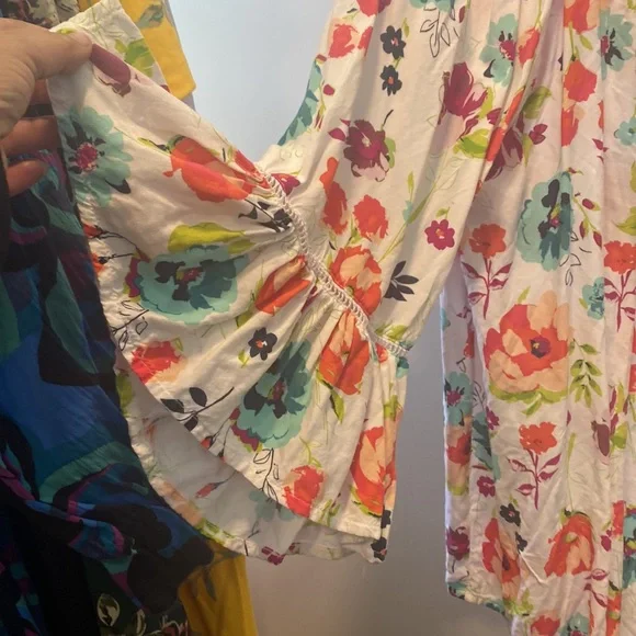 Terra & Sky Size 1XL Floral top with bell sleeves and smocking around the neck - Picture 3 of 6